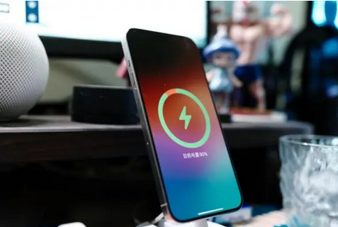 射洪苹果15换屏服务分享用什么充电器给iPhone15充电更好 